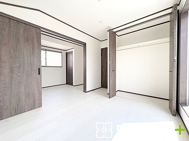 ～明るく暖かな光が差し込む洋室～ ・大きな窓からたっぷりの光が舞い込み、お部屋全体を優しく包み込んでくれます。 ・たっぷりの収納スペースで住空間もスッキリ。