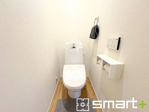 ~やはり便利なタンク式トイレ~ ・最近はタンクレストイレもございますが、タンク式の場合は停電時もお水を流すことが可能。 ・故障時なども比較的費用が安くなるなど、メリットが多くなります。