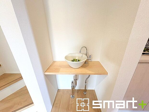 ~玄関にも洗面台~ ・玄関に洗面台を設置することで、帰宅後すぐに手洗いができるので家にウイルスを持ち込まずに済みますね。 ・子供の砂遊びなどの泥汚れも洗い流すことができて便利です。