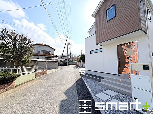 ~閑静な住宅街の立地~ ・周辺は閑静な住宅街となっておりますので、静かな暮らしをご実現いただけます。 ・前面道路の交通量も多くないので、小さなお子様がいるご家庭でもご安心ですね。