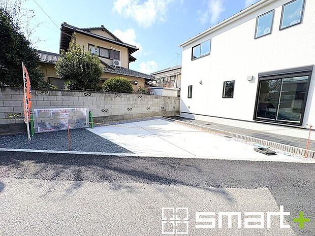 ~ゆとりあるカースペース~ ・セカンドカーや来客時にも困らないカースペース2台分は並列駐車可能でお車の出し入れもラクラク。 ・カーポートなどのオプションもお気軽にご相談くださいませ。