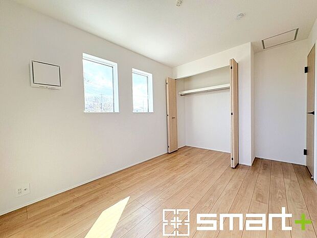 ～収納豊富な洋室～ ・各居室に備え付けの収納をご用意。タンスなどを置く場合と比べ出っ張らないので部屋の中を有効のご活用いただけます。 ・収納の広さなどぜひ現地でご確認くださいませ。 