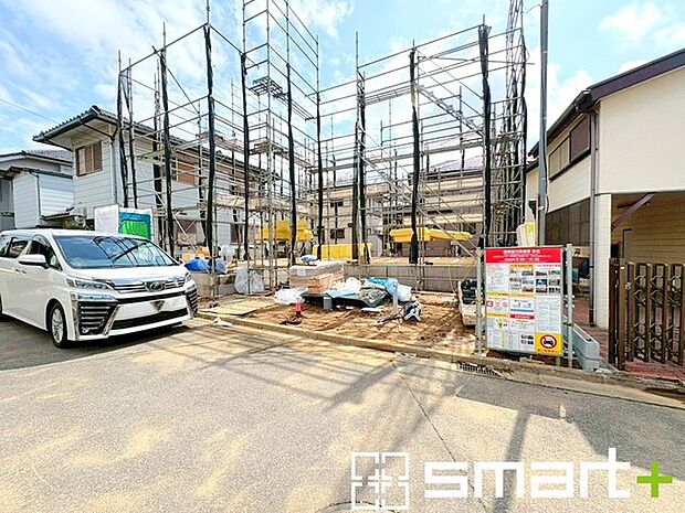 ～十分な広さのある前面道路～ ・前面道路は約6ｍございますので、お車でのすれ違いも楽々で余計なストレスがかかりません。 ・日々お車での移動が多い方には大切なポイントですね。 