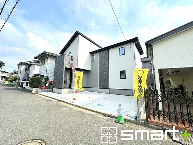 ~閑静な住宅街の立地~ ・周辺は閑静な住宅街となっておりますので、静かな暮らしをご実現いただけます。 ・前面道路の交通量も多くないので、小さなお子様がいるご家庭でもご安心ですね。