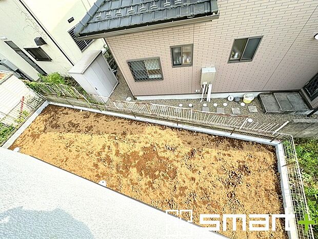 ~お庭もある余裕の敷地~ ・広々した敷地にはお庭もご用意。お庭があるだけで余裕を感じますね。 ・防草シートや人工芝の敷設などのオプションもお気軽にご相談くださいませ。