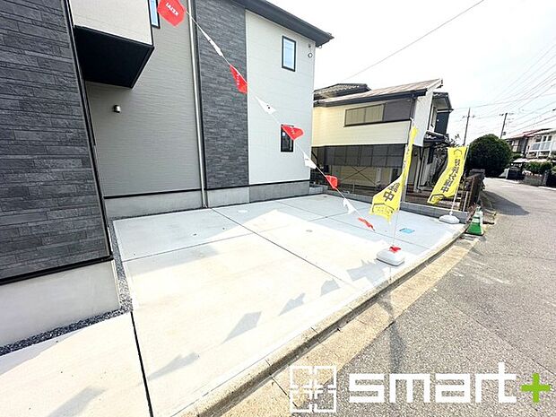 ~ゆとりあるカースペース~ ・セカンドカーや来客時にも困らないカースペース2台分は並列駐車可能でお車の出し入れもラクラク。 ・カーポートなどのオプションもお気軽にご相談くださいませ。
