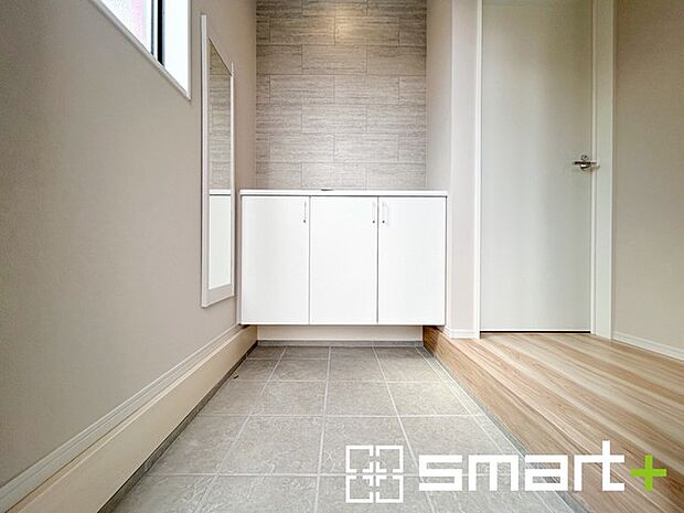 ～余裕の広さの玄関～ ・玄関スペースを大きく取る事でご帰宅された際の開放感が違います。 ・お客様を出迎える顔にもなる玄関、この広さは魅力的ですね。ぜひ現地でご体感くださいませ。 