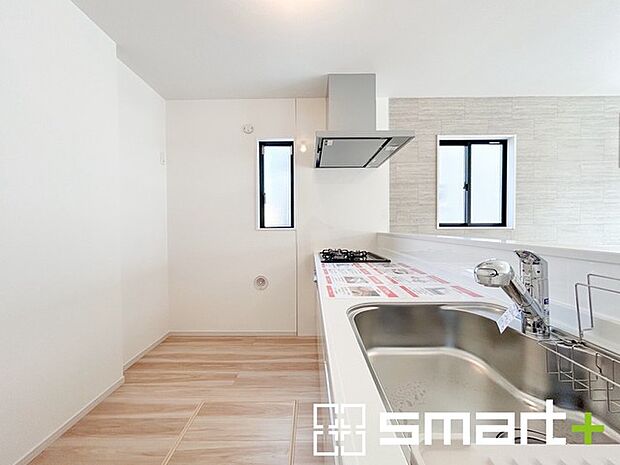 ～人気のカウンターキッチン～ ・キッチンには余計な柱が無いので、リビングが見渡せ開放感のある造りとなっております。 ・蛇口には浄水器が内蔵されるなど機能面でも優れたキッチンです。 