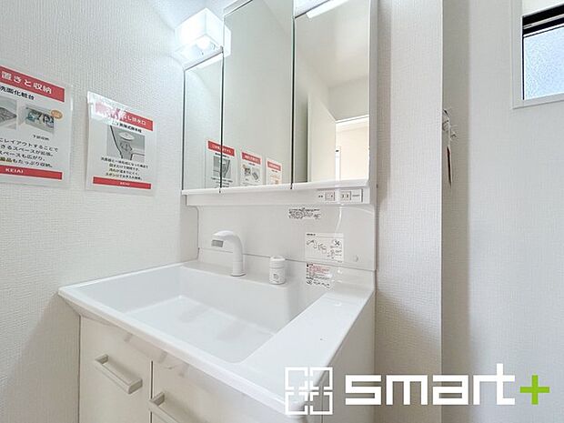 ～人気の三面鏡を採用～ ・洗面台は三面鏡仕様なので鏡の角度を変える事で頭の後ろの方までご確認可能です。 ・鏡の裏が収納になっておりますので、洗面台周りもスッキリと片付きます。 