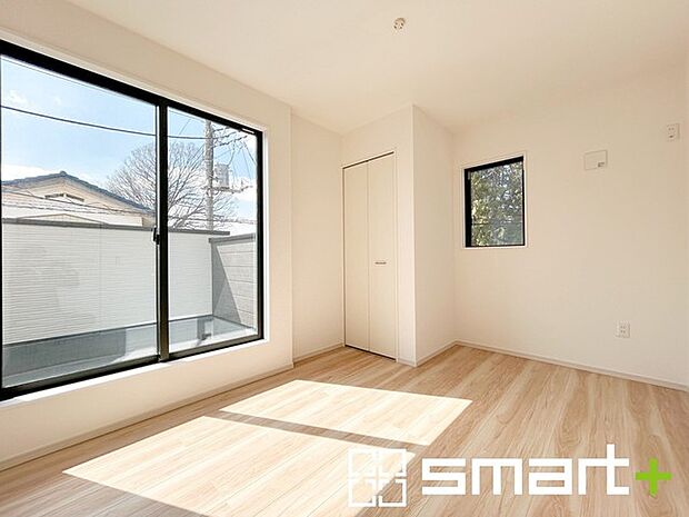 ～2面採光の明るいお部屋～ ・洋室は2面採光とする事で穏やかな陽の入る明るい空間となっております。 ・くつろぎのプライベート時間を明るい空間で穏やかにお過ごしいただけます。 