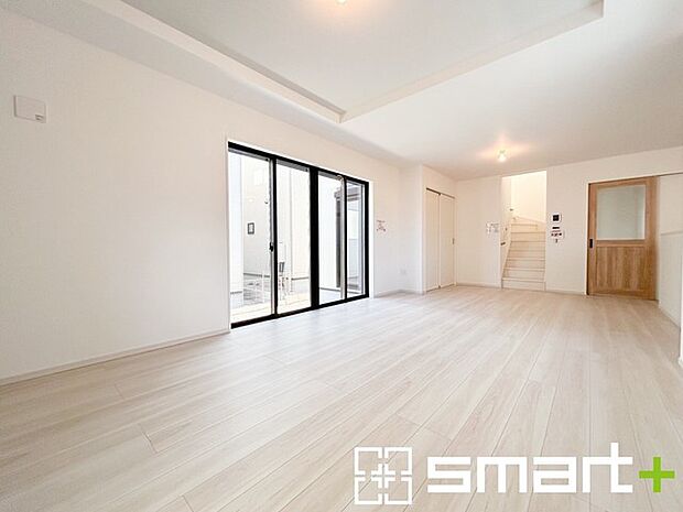 ～余裕の空間が広がるＬＤＫ～ ・20帖あるＬＤＫはご家族団らんのお時間を余裕の広さで演出してくれます。 ・ご内覧の際は家具の配置などもイメージしながらご覧くださいませ。 