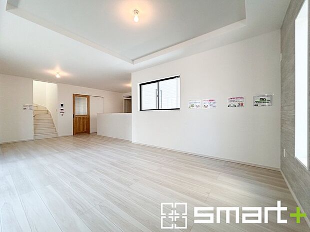 ～リビングイン階段を採用～ ・リビングイン階段なので2階へ行く際、降りる際に必ずリビングを通る「ご家族の顔が見える」仕様。 ・家族の距離が近づく間取となっております。 