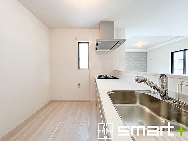 ～広々キッチンスペース～ ・キッチンスペースは余裕のある広さとなっており、キッチン内のでのすれ違いも楽々。 ・お料理や洗い物がしやすい設計となっております。 