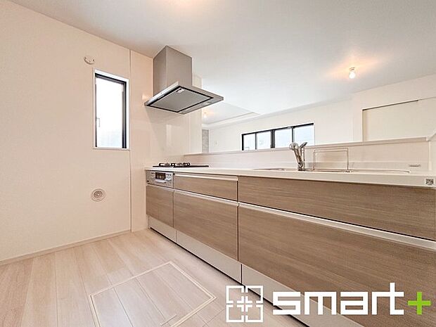 ～人気のカウンターキッチン～ ・キッチンには余計な柱が無いので、リビングが見渡せ開放感のある造りとなっております。 ・蛇口には浄水器が内蔵されるなど機能面でも優れたキッチンです。 