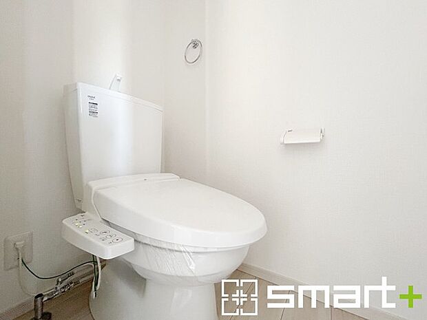 ～やはり便利なタンク式トイレ～ ・最近はタンクレストイレもございますが、タンク式の場合は停電時もお水を流すことが可能。 ・故障時なども比較的費用が安くなるなど、メリットが多くなります。 