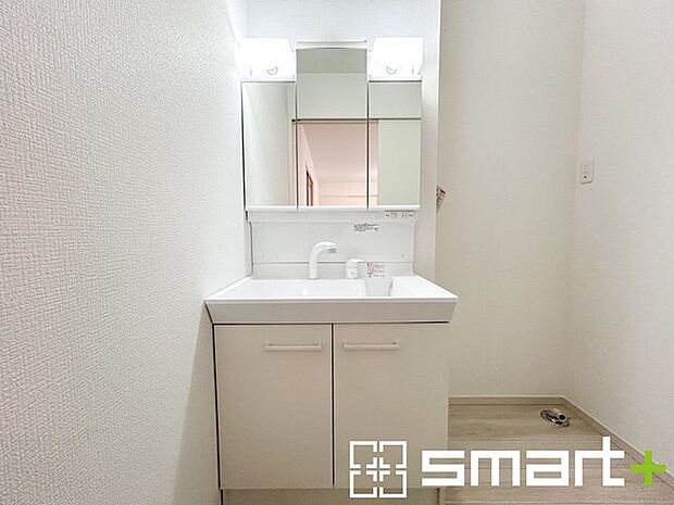 ～シャワー付き洗面台を採用～ ・洗面台の蛇口がホースで伸びシャワーとしてご利用可能。 ・朝の寝ぐせ直しなどにシャワーを使いたい時、洗面台の掃除をする際にも便利にお使いいただけますよ。 