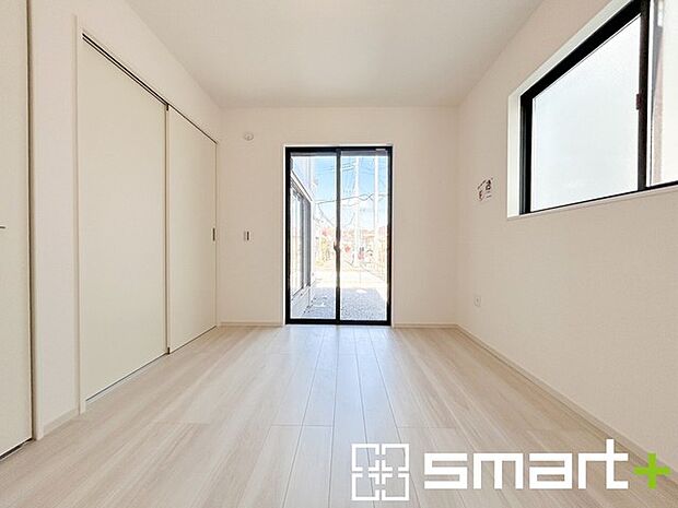 ～2面採光の明るいお部屋～ ・洋室は2面採光とする事で穏やかな陽の入る明るい空間となっております。 ・くつろぎのプライベート時間を明るい空間で穏やかにお過ごしいただけます。 