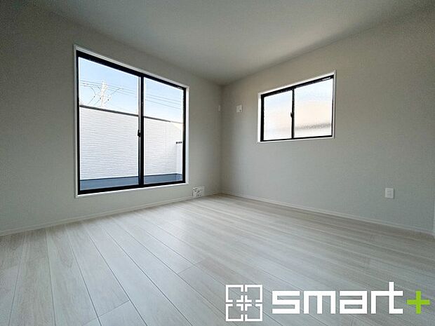 ～自然な風合いの洋室～ ・ナチュラルな色彩で纏められた洋室は家具のコーディネートもしやすくなっております。 ・どんな家具にするか考えるだけでも楽しくなってきますね。 