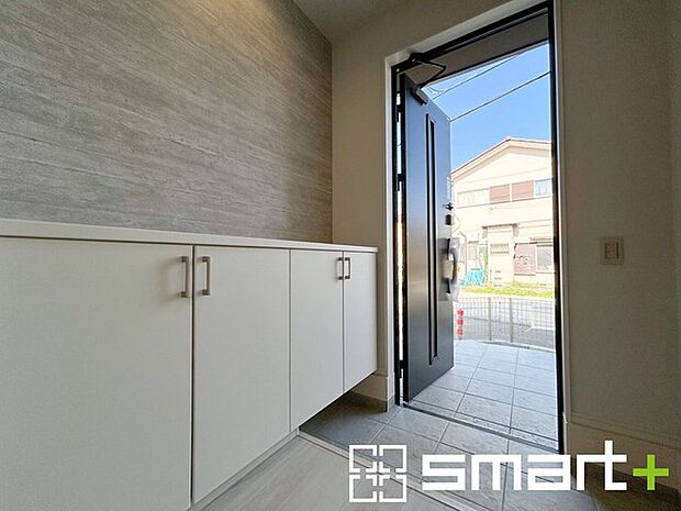 ～十分な容量のシューズボックス～ ・備え付けのシューズボックスは充分な容量を確保。 ・より大型のものへのご変更などご希望の方もお気軽にご相談くださいませ。 