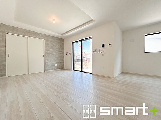 ～穏やかな陽の入るＬＤＫ～ ・大きな窓のあるＬＤＫは陽当りも良好で明るい空間となっております。 ・ご家族団らんなど過ごす時間の多いＬＤＫが明るいのは嬉しいポイントですね。 