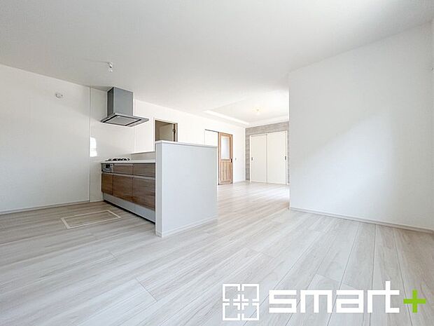 ～余裕の空間が広がるＬＤＫ～ ・18.5帖あるＬＤＫはご家族団らんのお時間を余裕の広さで演出してくれます。 ・ご内覧の際は家具の配置などもイメージしながらご覧くださいませ。 