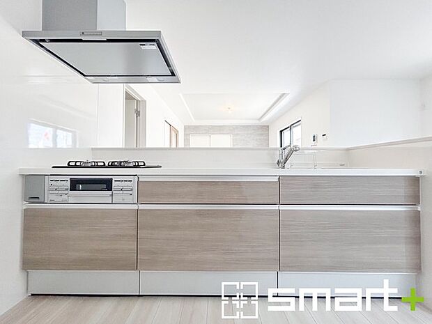 ～人気のカウンターキッチン～ ・キッチンには余計な柱が無いので、リビングが見渡せ開放感のある造りとなっております。 ・蛇口には浄水器が内蔵されるなど機能面でも優れたキッチンです。 