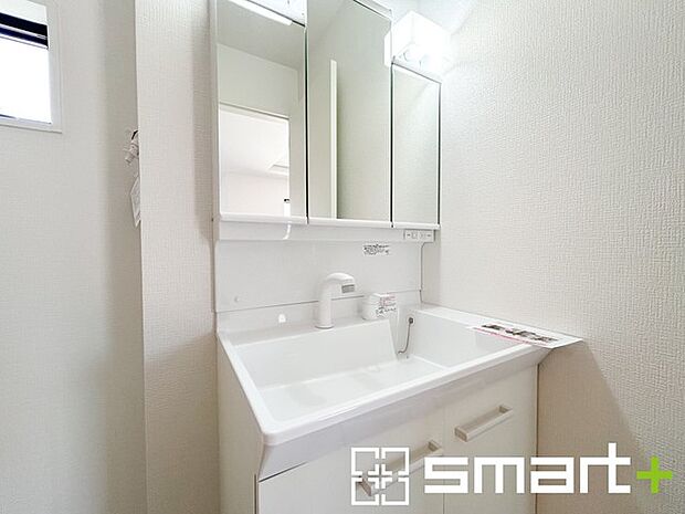 ～シャワー付き洗面台を採用～ ・洗面台の蛇口がホースで伸びシャワーとしてご利用可能。 ・朝の寝ぐせ直しなどにシャワーを使いたい時、洗面台の掃除をする際にも便利にお使いいただけますよ。 