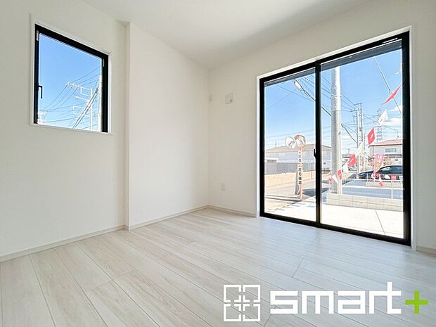 ～2面採光の明るいお部屋～ ・洋室は2面採光とする事で穏やかな陽の入る明るい空間となっております。 ・くつろぎのプライベート時間を明るい空間で穏やかにお過ごしいただけます。 