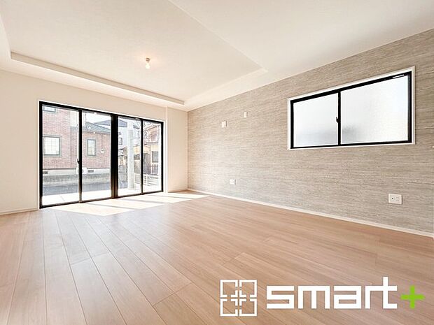 ～穏やかな陽の入るＬＤＫ～ ・大きな窓のあるＬＤＫは陽当りも良好で明るい空間となっております。 ・ご家族団らんなど過ごす時間の多いＬＤＫが明るいのは嬉しいポイントですね。 