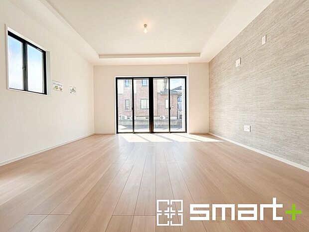 ～折り上げ天井のあるＬＤＫ～ ・一部天井を高くする折り上げ天井を配する事で縦への空間が生まれ、開放感のある広々とした仕様に。 ・ぜひ現地でその魅力をご体感くださいませ。 