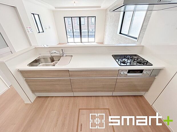 ～人気のカウンターキッチン～ ・キッチンには余計な柱が無いので、リビングが見渡せ開放感のある造りとなっております。 ・蛇口には浄水器が内蔵されるなど機能面でも優れたキッチンです。 