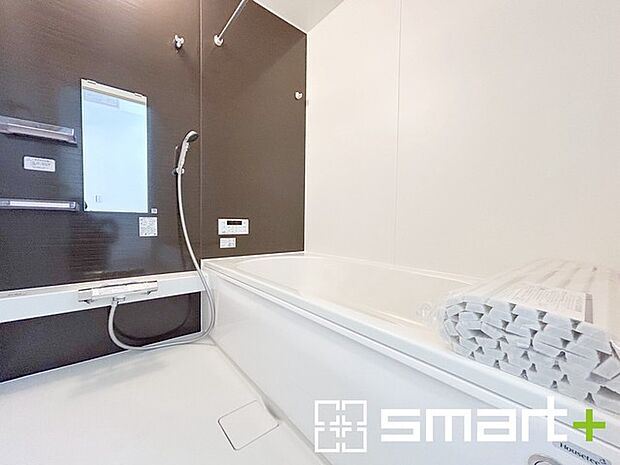 ～暖房乾燥機付きの浴室～ ・ヒートショック対策にもなる浴室暖房を標準装備。冬場でも暖かくしてからご入浴が可能です。 ・もちろん乾燥機も付いておりますので、雨の日でも洗濯物を干せますよ。 