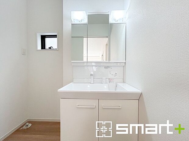 ～シャワー付き洗面台を採用～ ・洗面台の蛇口がホースで伸びシャワーとしてご利用可能。 ・朝の寝ぐせ直しなどにシャワーを使いたい時、洗面台の掃除をする際にも便利にお使いいただけますよ。 