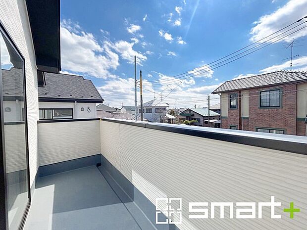 ～洗濯物も干しやすいバルコニー～ ・バルコニーには物干し竿受けが標準装備されております。 ・テラス屋根等のオプションもお気軽にご相談くださいませ。 