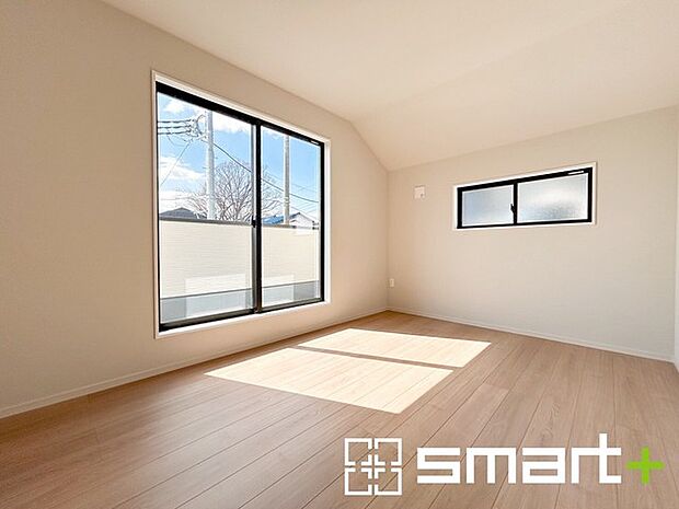 ～収納豊富な洋室～ ・各居室に備え付けの収納をご用意。タンスなどを置く場合と比べ出っ張らないので部屋の中を有効のご活用いただけます。 ・収納の広さなどぜひ現地でご確認くださいませ。 