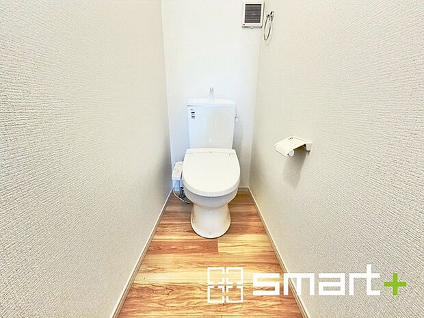 ～やはり便利なタンク式トイレ～ ・最近はタンクレストイレもございますが、タンク式の場合は停電時もお水を流すことが可能。 ・故障時なども比較的費用が安くなるなど、メリットが多くなります。 