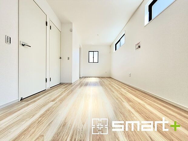 ～間取り変更も可能な洋室～ ・2階10.8帖の洋室は間仕切りを造る事で2部屋に分ける事が可能。 ・ご家族の状況に応じて部屋の数を変更できるプランです。