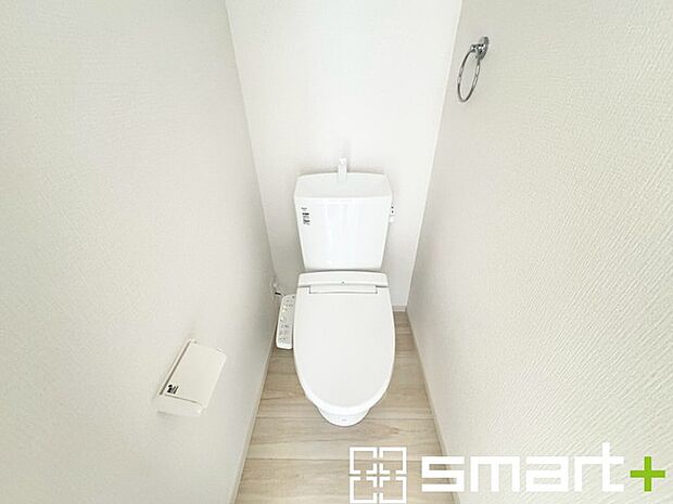 ～やはり便利なタンク式トイレ～ ・最近はタンクレストイレもございますが、タンク式の場合は停電時もお水を流すことが可能。 ・故障時なども比較的費用が安くなるなど、メリットが多くなります。 