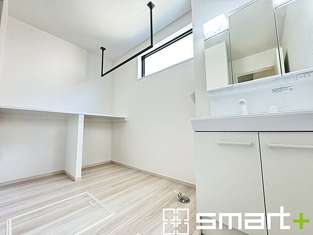 ～余裕のある広さの洗面スペース～ ・洗面スペースを大きめに取る事でリネン置場などにも困らず、洗濯なども楽々行っていただけます。 ・洗面が広い物件は意外と少ないので、ぜひご覧くださいませ。 