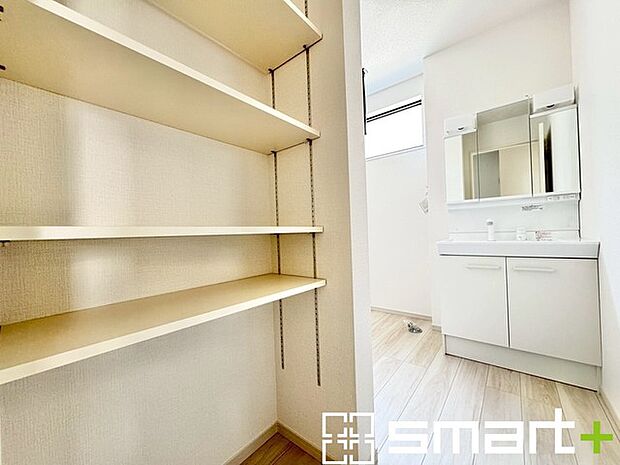 ～収納も充実の洗面所～ ・洗面所にはリネンスペースを設ける事でタオルや洗剤などの置場にも困りません。 ・意外とリネンスペースがある物件は少ないので、ぜひ現地でその魅力をご確認ください。 