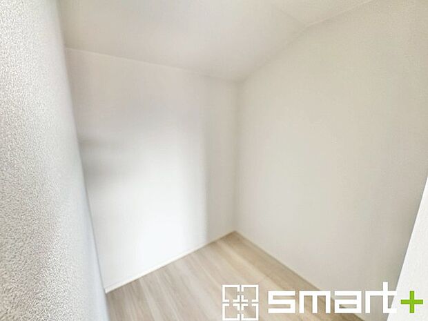 ～憧れのウォークインクローゼット～ ・居室にウォークインを設ける事で季節ものや趣味の用具などもスッキリと収納可能です。 ・ぜひ現地でその便利さをご体感くださいませ。 