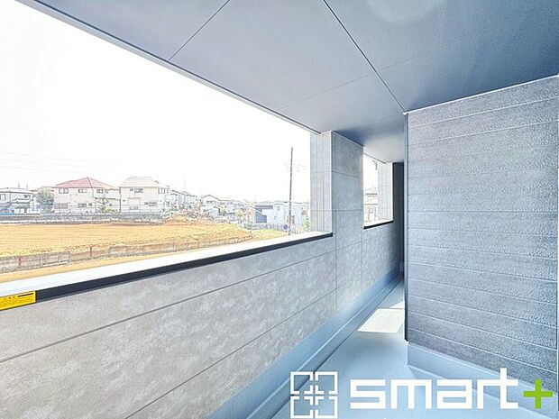 ～屋根付きのバルコニー～ ・バルコニーは屋根付きなので急な雨でも安心です。 ・奥行きもあるので洗濯物が干しやすいのも嬉しいポイントですね。 