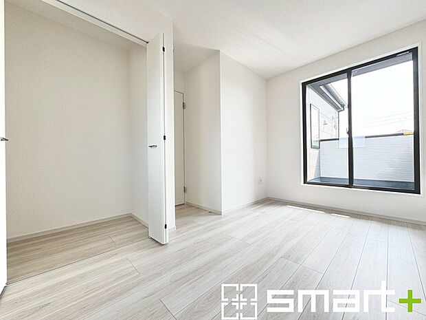 ～収納豊富な洋室～ ・各居室に備え付けの収納をご用意。タンスなどを置く場合と比べ出っ張らないので部屋の中を有効のご活用いただけます。 ・収納の広さなどぜひ現地でご確認くださいませ。 