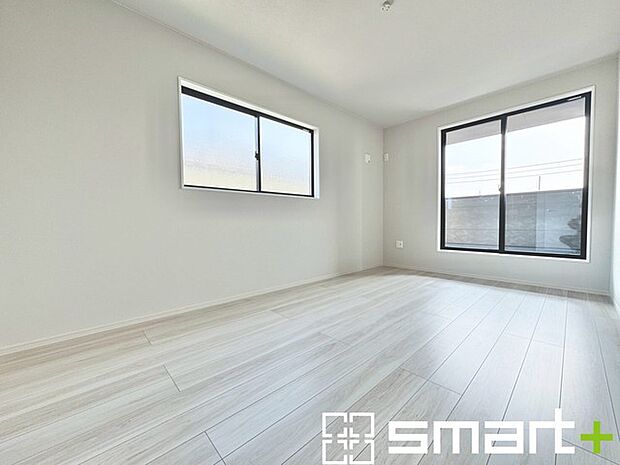 ~2面採光の明るいお部屋~ ・洋室は2面採光とする事で穏やかな陽の入る明るい空間となっております。 ・くつろぎのプライベート時間を明るい空間で穏やかにお過ごしいただけます。