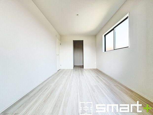 ～ウォークインクローゼットのあるお部屋～ ・人気のウォークインクローゼットをご用意。季節物や趣味の道具などもスッキリと収納が可能です。 ・最近流行りの収納術などもぜひご活用くださいませ。 