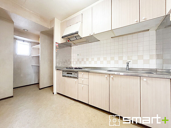 ～リビングを有効活用～ ・キッチンは対面式ではなく壁側にございますので、お部屋の中の空間を有効活用できます。 ・現地ではぜひ家具の配置などもイメージしながらご見学くださいませ。
