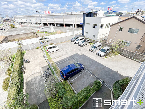 ～便利な平面駐車場～ ・広い敷地を活かした平面式の駐車場。車の出し入れが楽で利便性に優れます。 ・空き状況などもお気軽にお問い合わせくださいませ。
