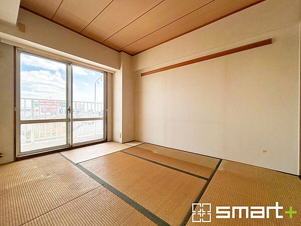 ～「和みの部屋」和室をご用意～ ・ゴロンと寝転がったり、お子様のいるご家庭ではお子様を寝かしつけたり、などご活用いただける和室をご用意。 ・やはり畳の香りは心が落ち着きますね。