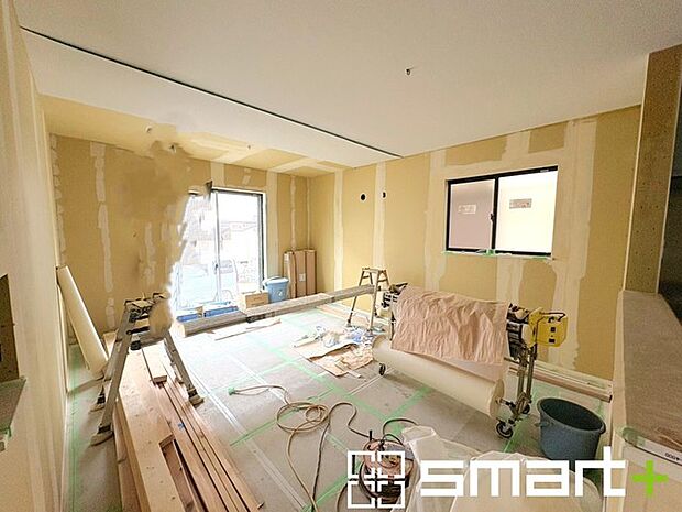 ～穏やかな陽の入るＬＤＫ～ ・大きな窓のあるＬＤＫは陽当りも良好で明るい空間となっております。 ・ご家族団らんなど過ごす時間の多いＬＤＫが明るいのは嬉しいポイントですね。 