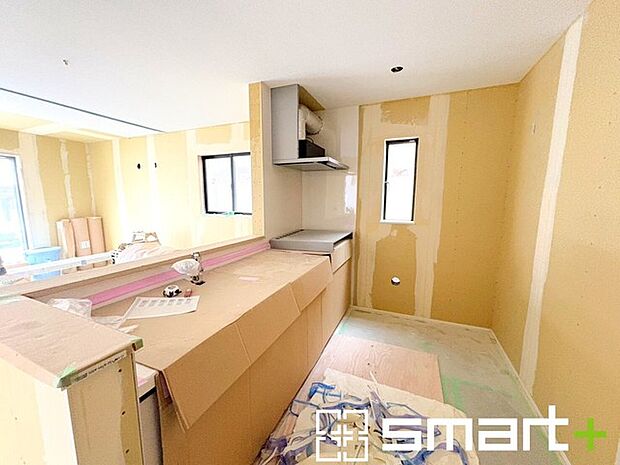 ～人気のカウンターキッチン～ ・キッチンには余計な柱が無いので、リビングが見渡せ開放感のある造りとなっております。 ・蛇口には浄水器が内蔵されるなど機能面でも優れたキッチンです。 